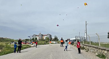 AFAD gönüllülerinden çocuklara uçurtma şenliği