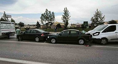 Afyonkarahisar'da zincirleme trafik kazası, 4 araç birbirine girdi