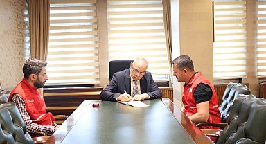 Ağrı Valisi Koç, kurbanını Gazze'deki ihtiyaç sahiplerine ulaştırmak üzere Türk Kızılayı'na verdi