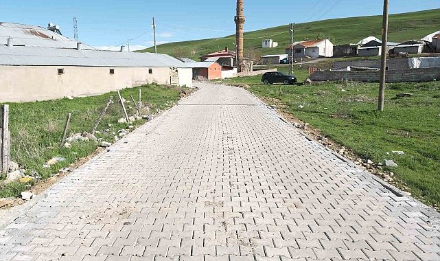 Ağrı'da Kumlugeçit köyünde kilit parke taşı çalışması