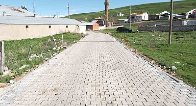 Ağrı'da Kumlugeçit köyünde kilit parke taşı çalışması