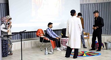 Ağrı'da "Okuyan Şehir Ağrı" projesi kapsamında şiir dinletisi ve tiyatro gösterisi düzenlendi