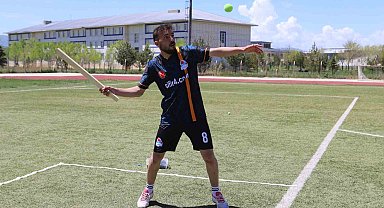 Ağrı'da unutulmaya yüz tutmuş "Topa dara" oyunu gençlerle buluşuyor