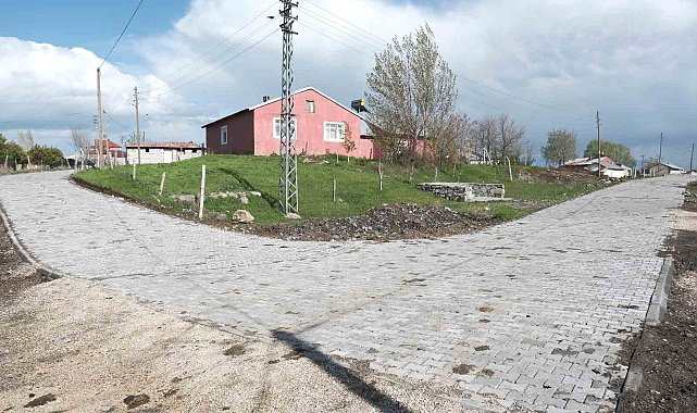 Ağrı'da Yolluyazı köy içi yoluna 3 bin metrekare kilit parke döşendi