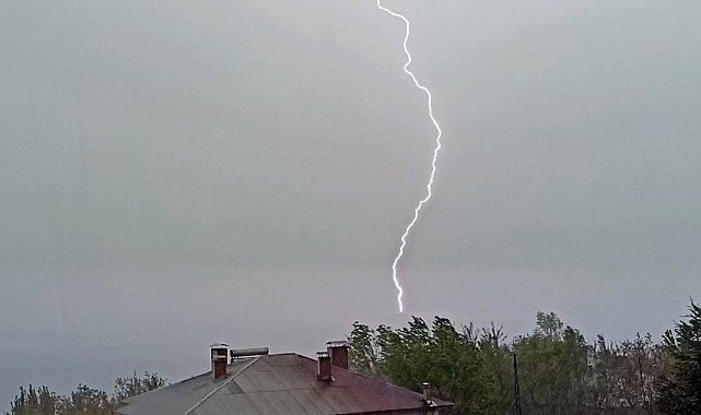 Ahlat'ta çakan şimşekler görsel şölen oluşturdu