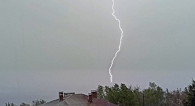 Ahlat'ta çakan şimşekler görsel şölen oluşturdu