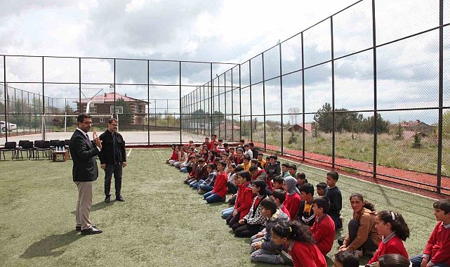 Ahlat'ta öğrencilere 2 bin meyve fidanı dağıtıldı
