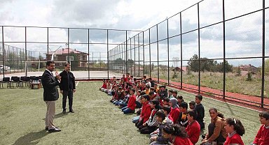 Ahlat'ta öğrencilere 2 bin meyve fidanı dağıtıldı