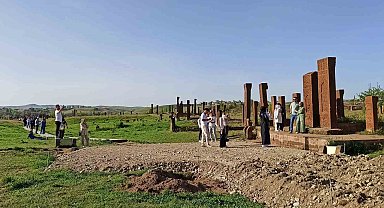 Ahlat'ta turizm sezonu hareketliliği: Selçuklu Meydan Mezarlığı ziyaretçi akınına uğruyor