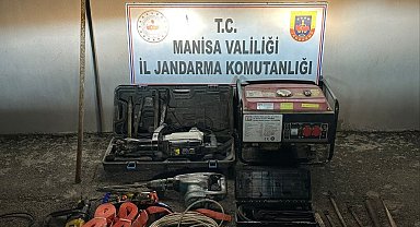 Akhisar'da kaçak kazı yapan 2 şüpheli suçüstü yakalandı