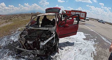 Aksaray'da yanan otomobil hurdaya döndü