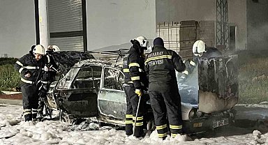 Aksaray'da yanan otomobil hurdaya döndü