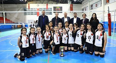 Alaca Belediyespor voleybol takımından büyük başarı