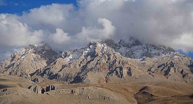 Aladağlar'da zirve tırmanışı yapan dağcılar erkek cesedi buldu