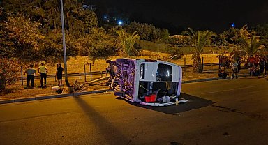 Alanya'da aydınlatma direğine çarpan minibüs devrildi