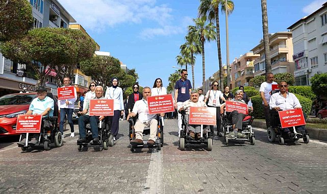 Alanya'da engelsiz halk plajı hizmete açıldı
