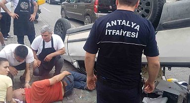 Alanya'da kontrolden çıkan kamyonet önce otomobile çarptı, ardından takla attı: 1 yaralı