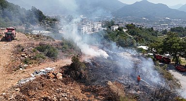 Alanya'da makilik alandaki yangın ormana sıçramadan söndürüldü