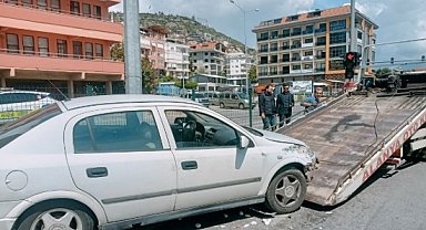 Alanya'da refüje çarpan otomobil, aydınlatma direğine çarparak durabildi