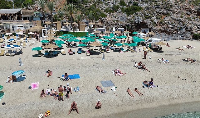 Alanya'da sıcak havayı fırsat bilen turistler Kleopatra Plajı'na akın etti