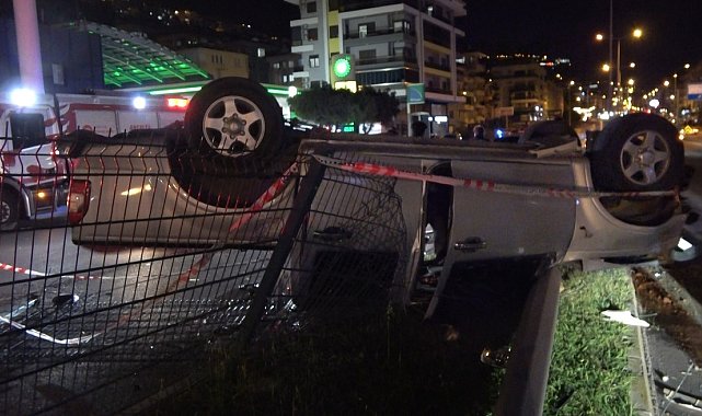 Alanya'da takla atan otomobil hurdaya döndü: 2 yaralı