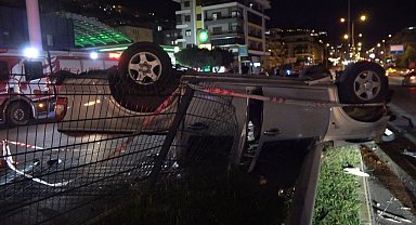 Alanya'da takla atan otomobil hurdaya döndü: 2 yaralı