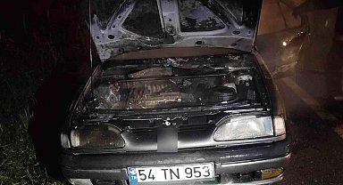 Alev topuna dönen otomobil, itfaiye ekiplerince söndürüldü