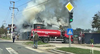 Alevler 2 katlı binayı kül etti