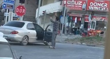 Alkollü şahıs aracından indi, trafikte dans etti: O anlar kamerada
