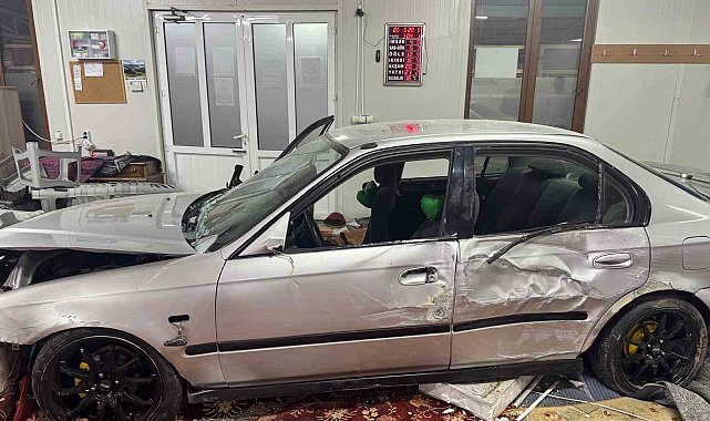 Alkollü sürücü camiye daldı: 1 yaralı