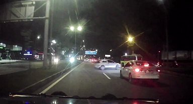 Alkollü ve ehliyetsiz sürücünün makas atıp kaza yaptığı anlar kamerada