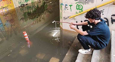 Alt geçit göle döndü, büyükşehir suyu tahliye etmeyince vatandaş balık avladı
