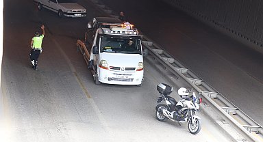 Altgeçitte 3 aracın karıştığı kaza sonucu araç kuyrukları oluştu