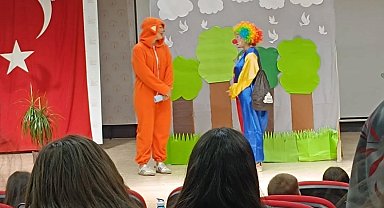 Altıntaş'ta çocuk tiyatrosu miniklerle buluştu
