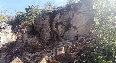 Amasya'da dağdan kopan dev kaya parçaları korkuttu