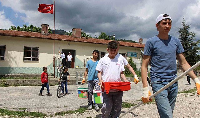 Amasya'da köy okulunu liselilerin 'tamir takımı' boyadı