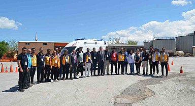 Ambulans sürücülerine güvenli sürüş eğitimi