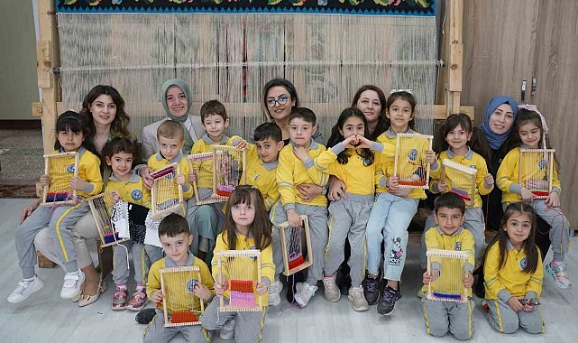 Anaokulu öğrencileri halı tezgahıyla tanıştı