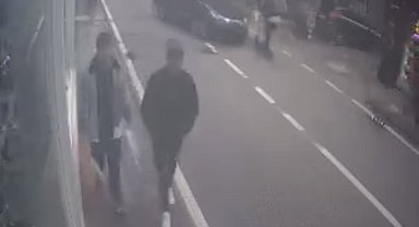 Ani dönüş yapan otomobil scooter sürücüsüne böyle çarptı