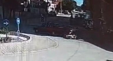 Aniden kavşağa giren otomobil, kadın motosiklet sürücüne çarptı