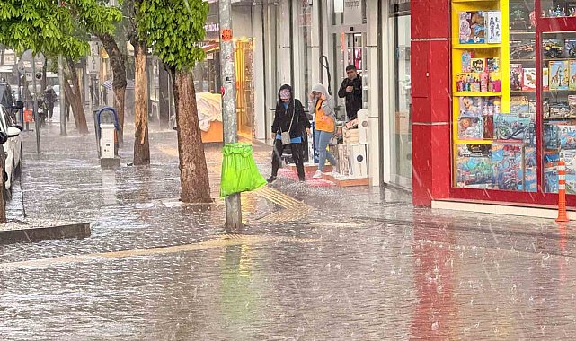 Ankara'da ceviz büyüklüğünde dolu yağdı