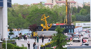 Ankara'da çıkan fırtınada Tesla Bayii'nin çatısı uçtu