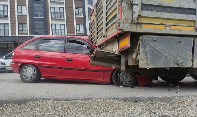 Ankara'da otomobil park halindeki tıra çarptı: 1 yaralı