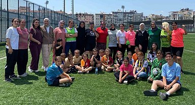 Anneler çocukları için sahaya çıktı