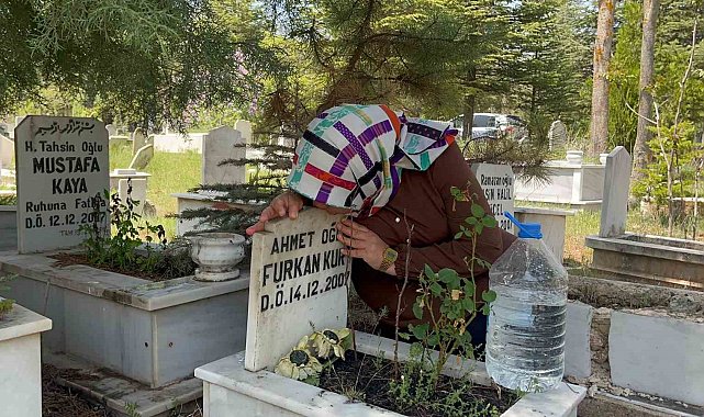 Anneler Günü'nü bebeğinin mezar taşını öperek geçirdi