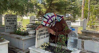 Anneler Günü'nü bebeğinin mezar taşını öperek geçirdi