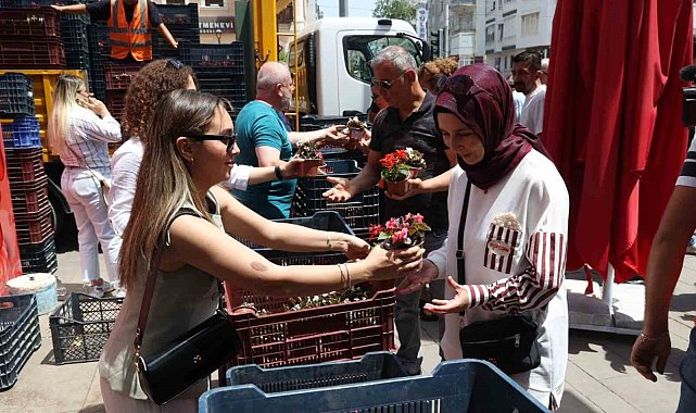 Antalya Büyükşehir'den annelere 25 bin çiçek