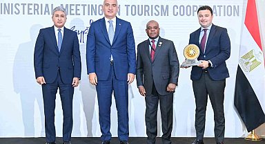 Antalya "2025 Yılı D-8 Turizm Şehri" ödülünü Kahire'deki bakanlar toplantısında aldı