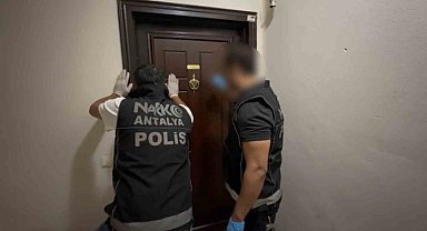Antalya'da 21,5 kilo skunk ele geçirildi, operasyon kameraya yansıdı