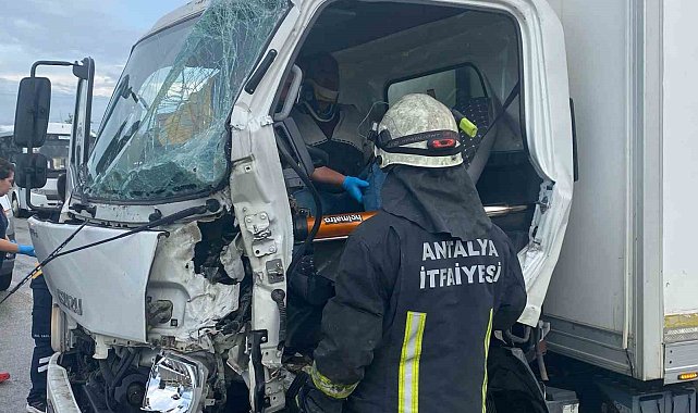 Antalya'da 3 aracın karıştığı zincirleme kazada 1 kişi yaralandı
